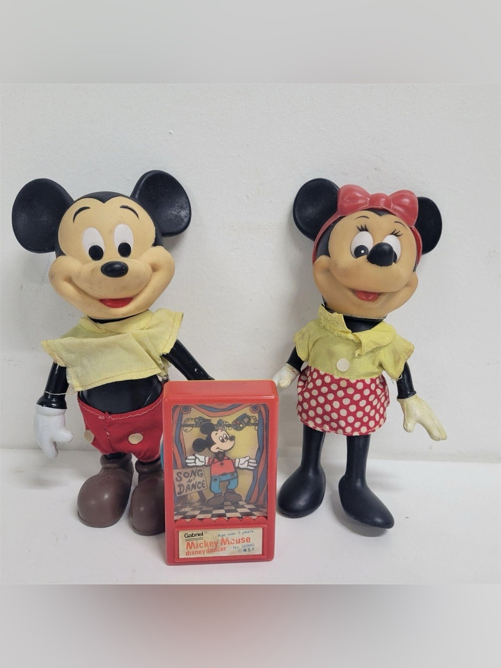 Vtg Walt Disney Collectibles Lot – Mickey & Minnie Vinyl Dolls + 1975 Gabriel